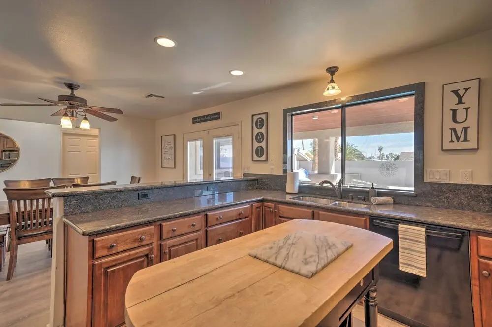 Putting Green & Pool Table: Lake Havasu City Gem!