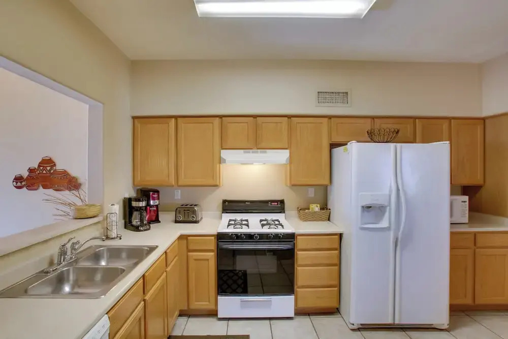 7 Mi to Mill Ave: Bbq-ready Mesa Townhouse
