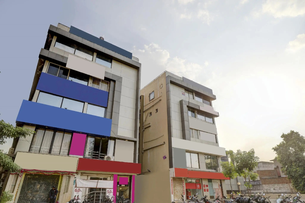 OYO Flagship 71075 HOTEL NIK PALACE
