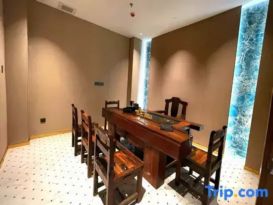 Haiyun Jia Hotel (Danzhou Baimajing Town Majing Night Market)