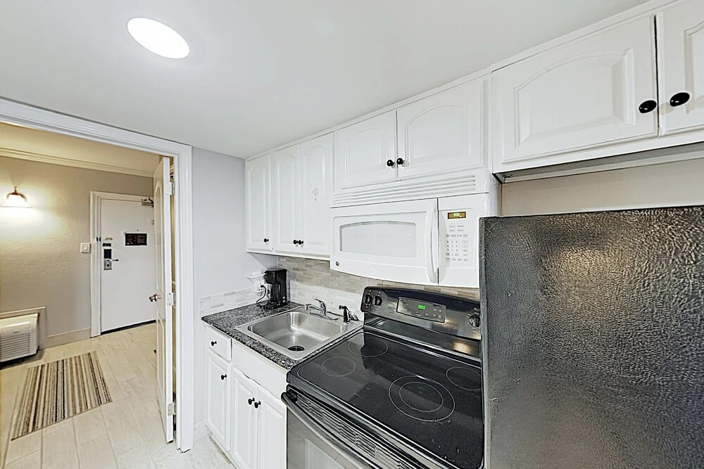 Ground-level Oceanfront W/ Pools & Hot Tubs 1 Bedroom Condo
