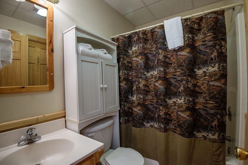 Er 226 - Locker's Mountain Hideaway Great Location - Close To Town! 2 Bedroom Cabin by RedAwning