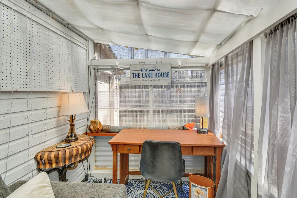 Family-friendly Cabin: Walk to Lake Access!