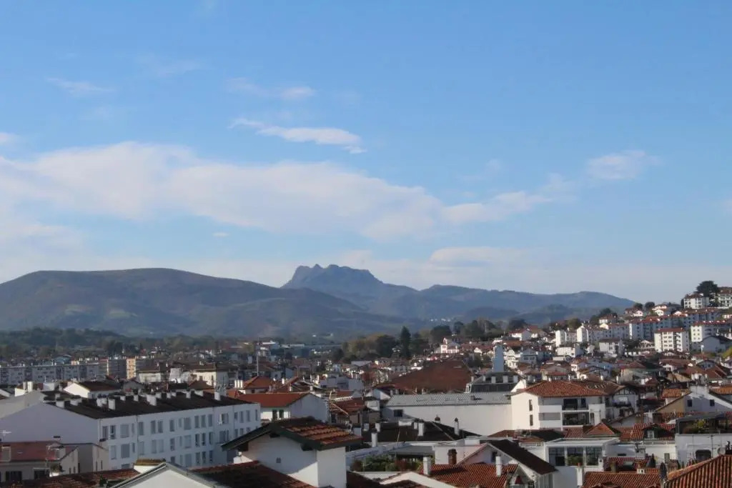 Gambetta 2 Avec Les Cles De Saint Jean De Luz