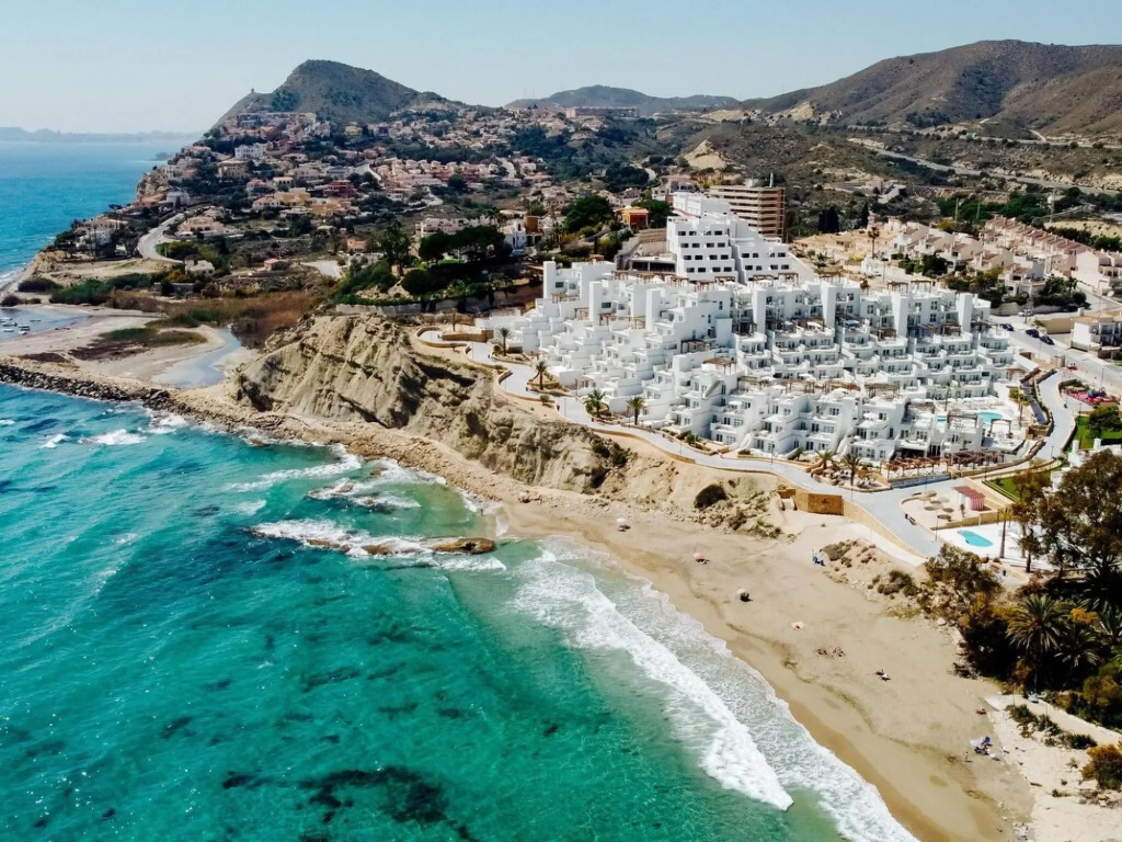Luxury apartment with dishwasher, located by the sea