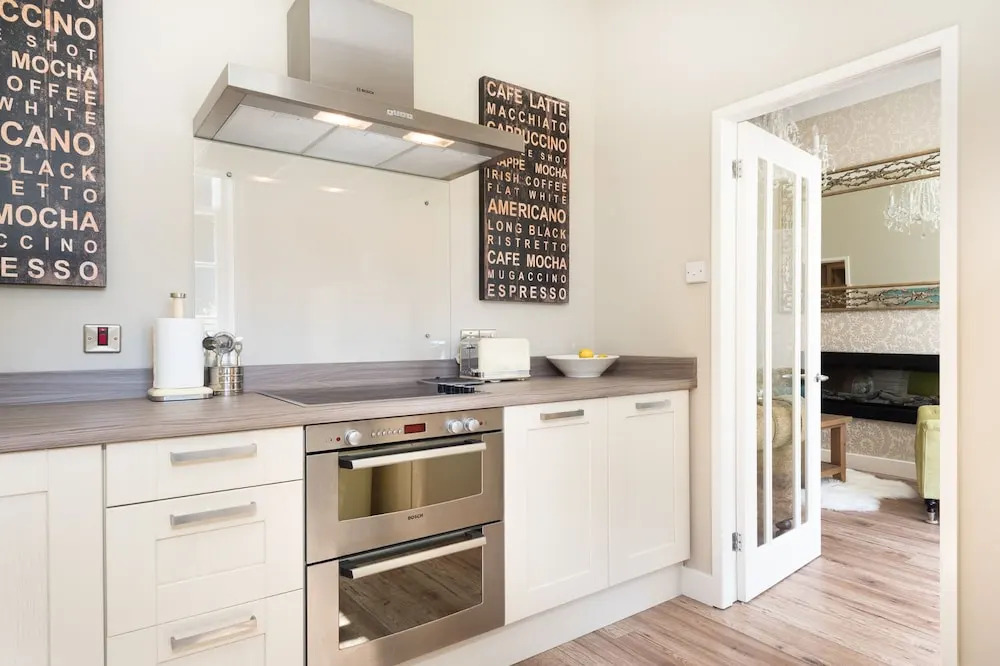 Stunning 1BR Apartment in Central York W/parking