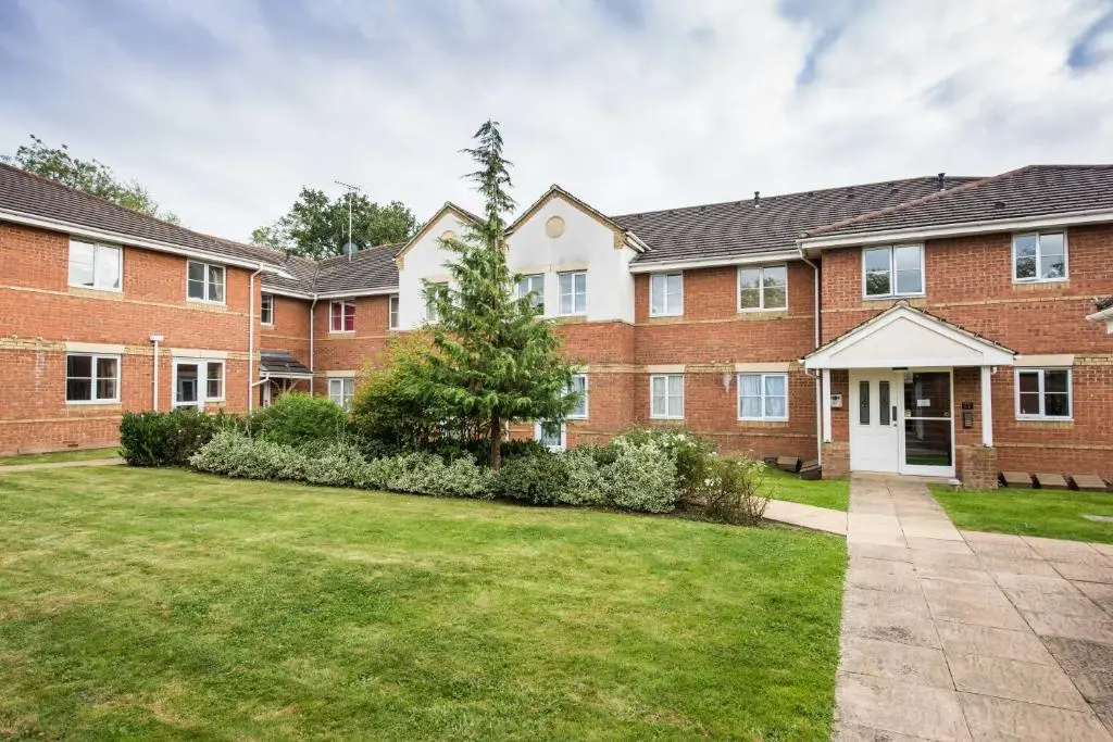 Comfortable ground floor flat sleeps up to 4 with private parking by Sussex Short Lets