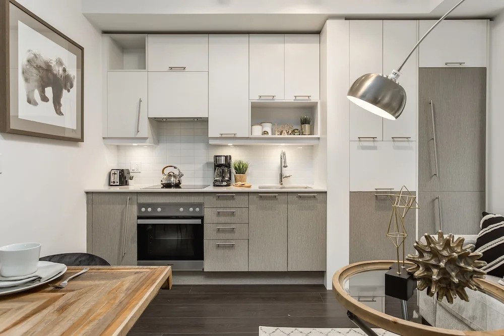 QuickStay - Classy & Rustic Downtown Condo