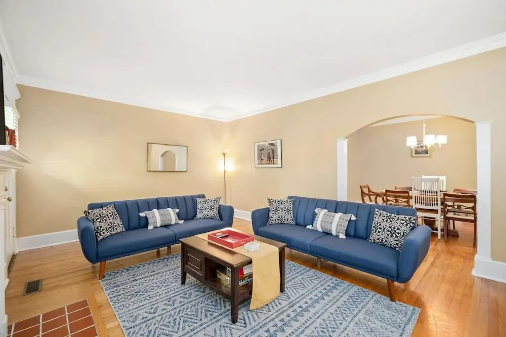 The Executive Retreat Charm, History, Comfort