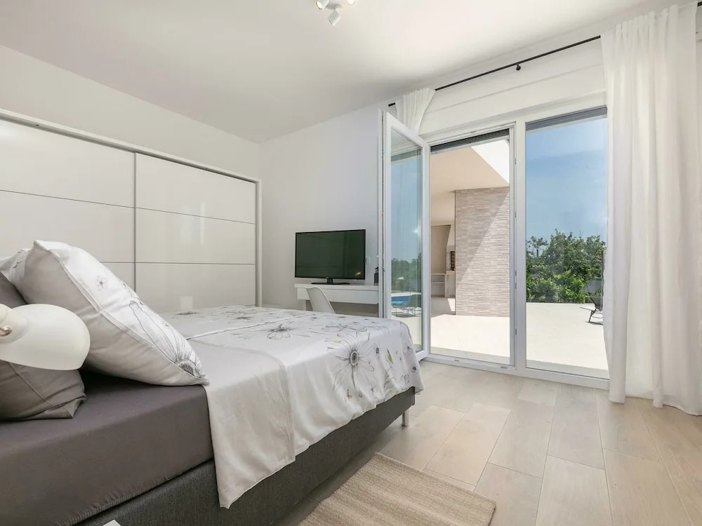 Detached Villa With Private Swimming Pool, 1.5 km From the Beach and 4 km From Pula