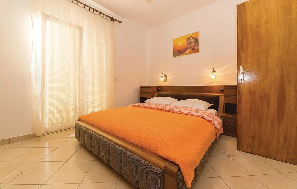 Beautiful Home in Banj With Wifi and 5 Bedrooms