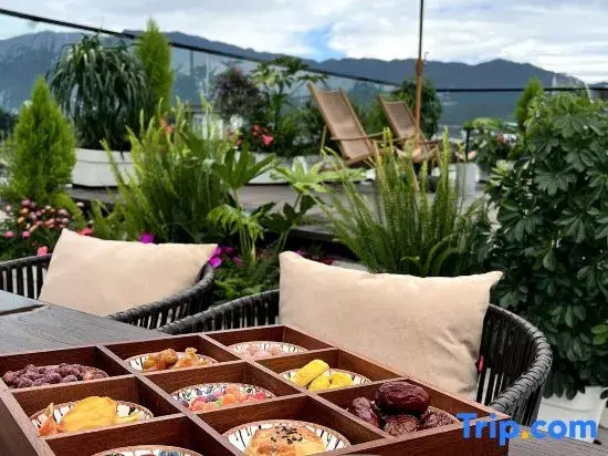 Yueshan Hillside Reverie | 270° Snow Mountain View | Smart Designer Vacation Apartment