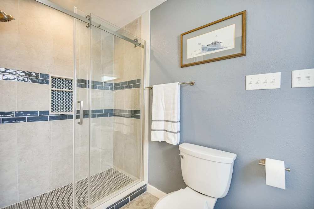 Bright Kitty Hawk Home w/ Hot Tub, Walk to Beach!