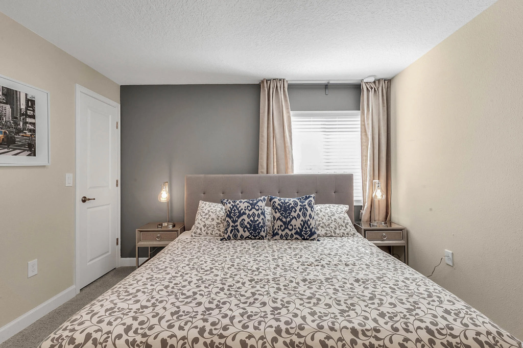 5 Bedrooms 4 Bathrooms Storey Lake 4890 Rc