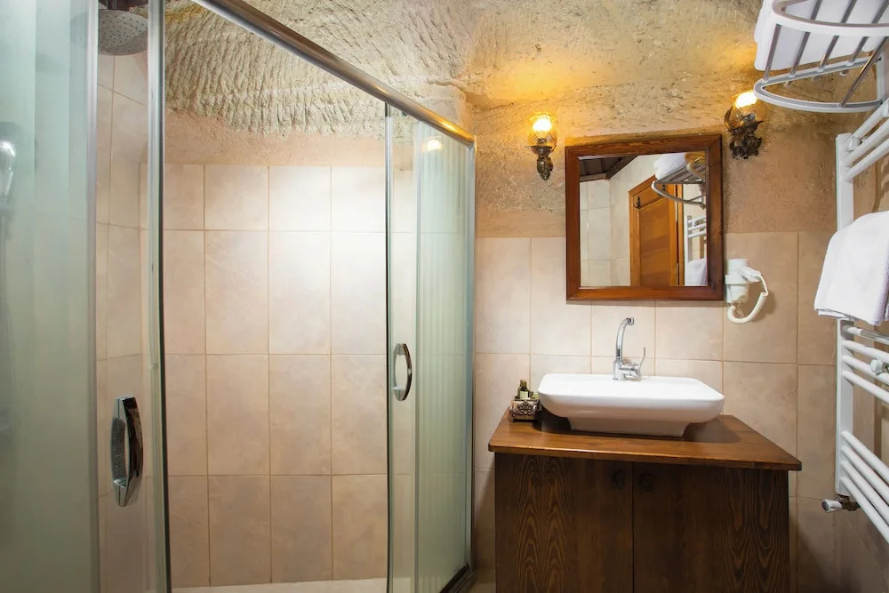 Sarnich Cave Suites