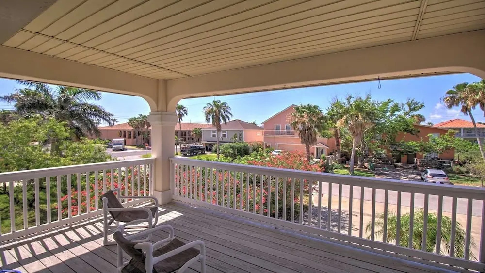 Adventura House 3 Bedroom Home by Redawning