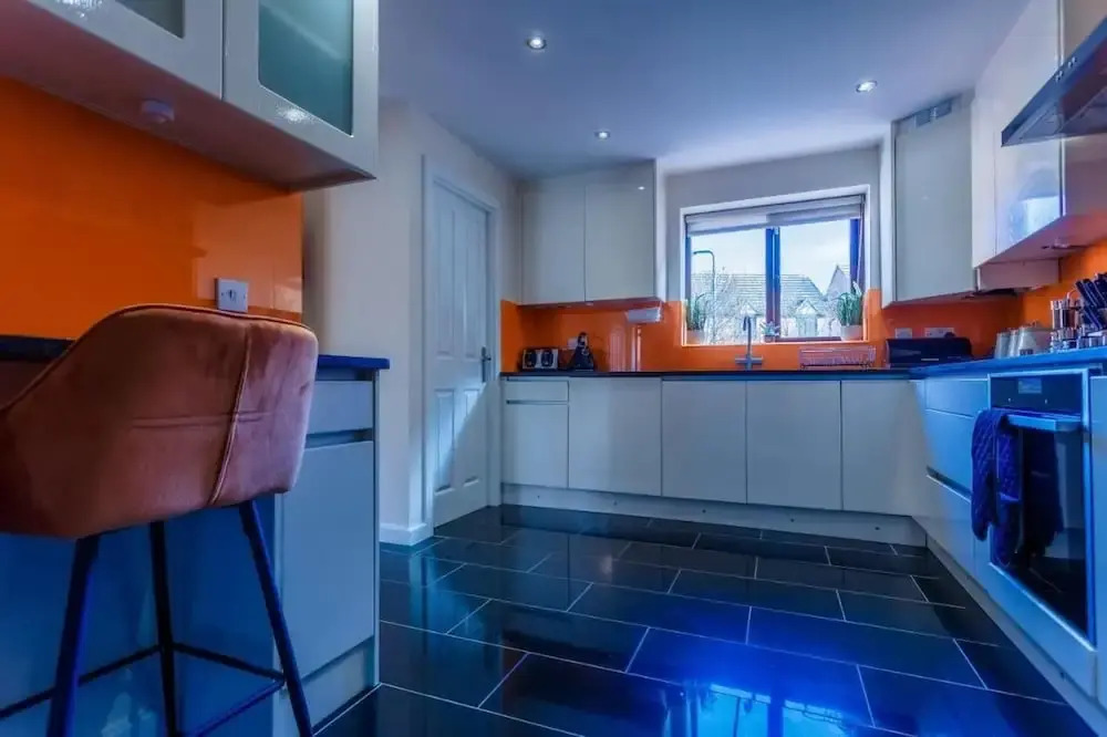 10 Guests - 5 Bedrooms - Free Parking - Lux House