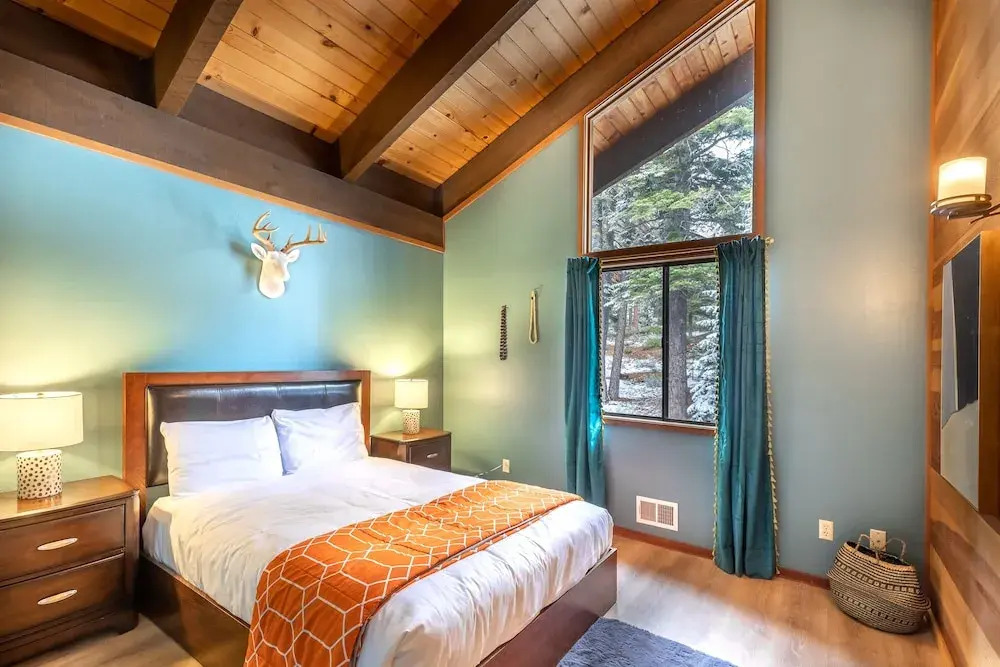 Beautiful 3-Bedroom Contemporary Mountain Home in Northstar by RedAwning Save 10% on 3 Nights, 15% on 5 Nights!