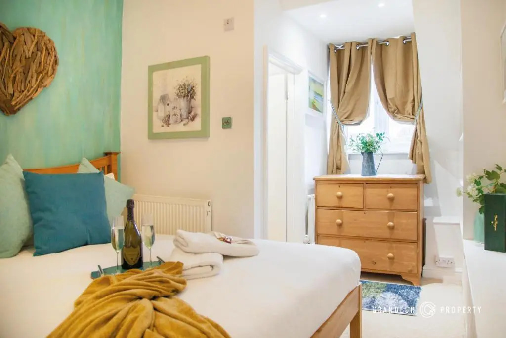 Sky View - Lovely 1bed Suite close to Beach and with Parking