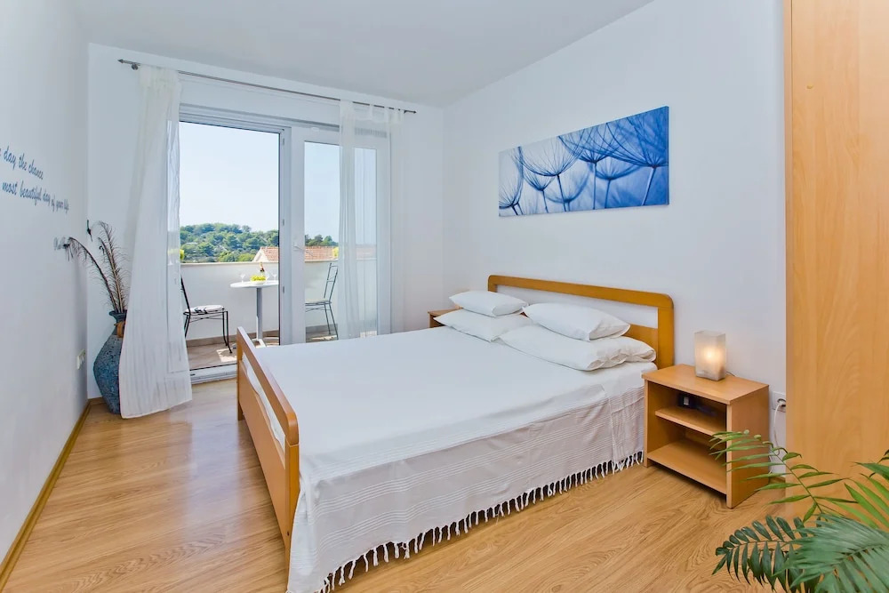 Apartments Nina Hvar town