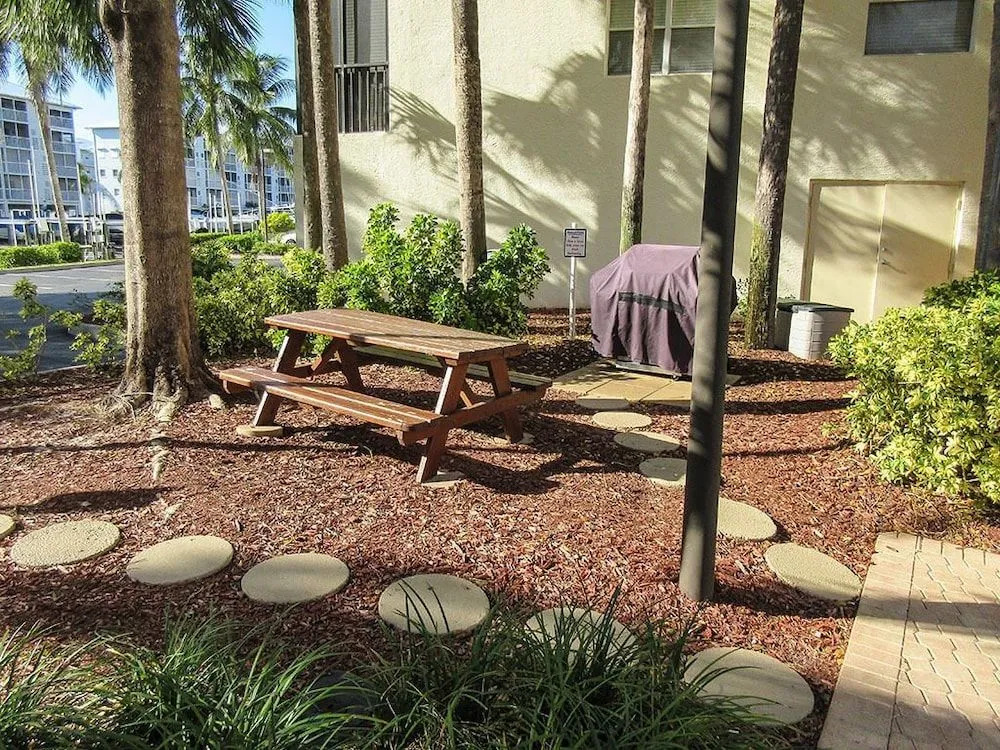 Hibiscus Pointe 564 by RedAwning