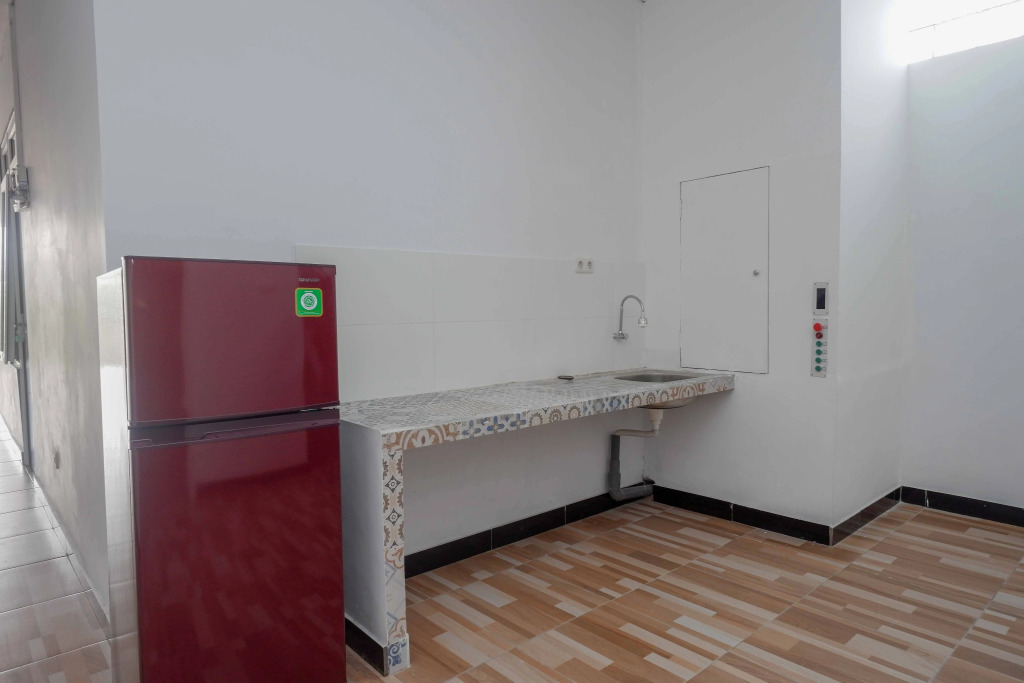 RedDoorz Plus near Patung Kuda Undip