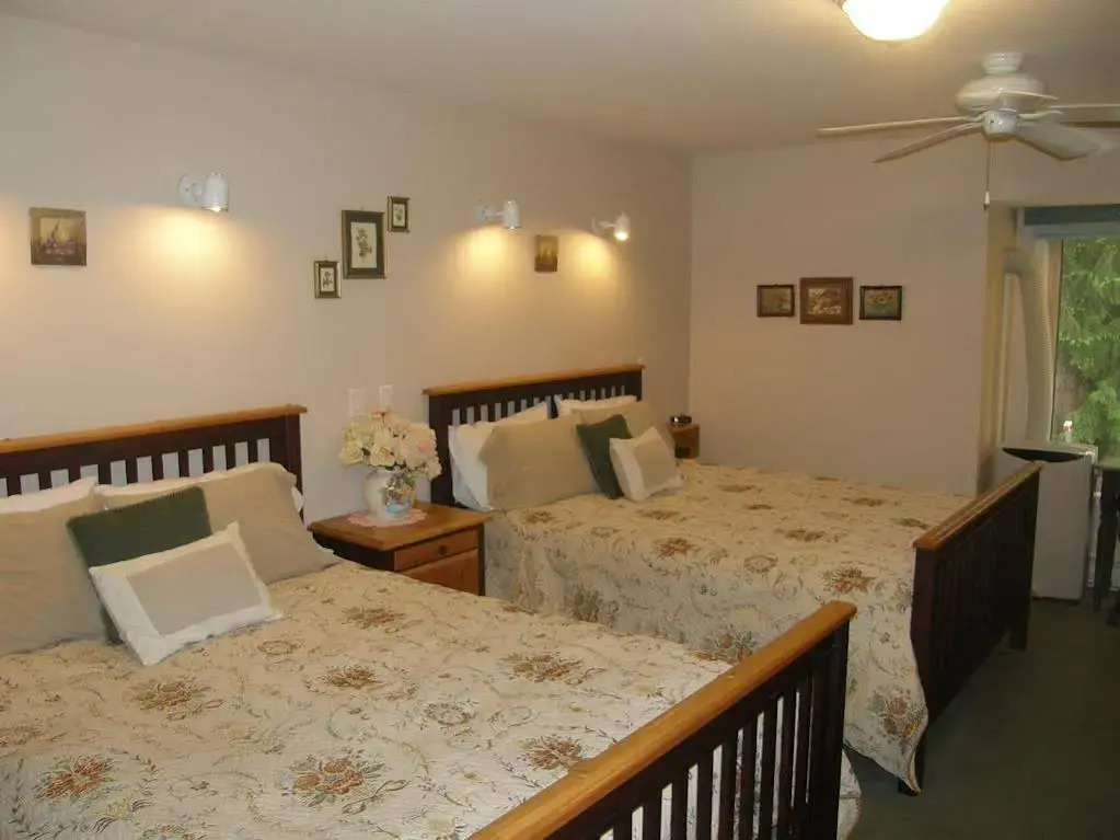 Cedar Wood Lodge Bed & Breakfast Inn