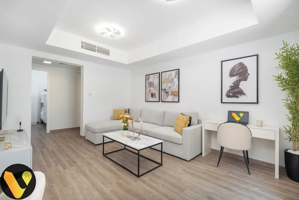 Vogue Vacation Homes, Springs Emirates Living near The Springs Souk, JBR, Marina, Mall of the Emirates, Spacious Villa with Garden and access to Lake and all Amenities in the Community