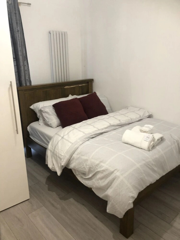 Stunning 1-bed Apartment With En-suite in Strood