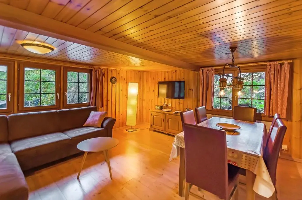 Charming Little Chalet for 6 People & Free Ski Lockers