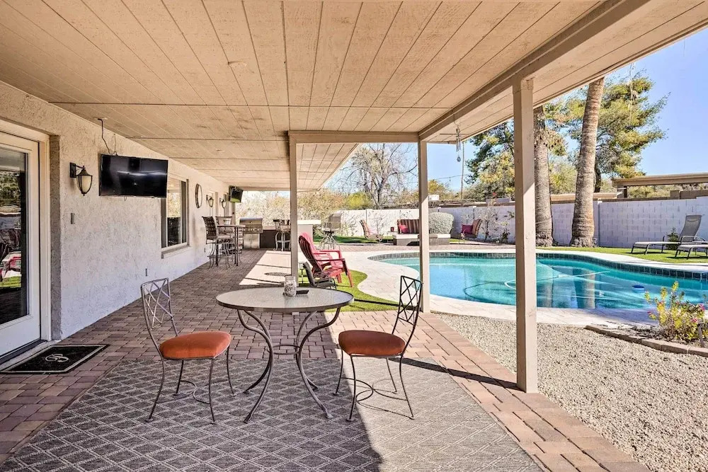 Pool & Outdoor Lounge: Scottsdale Family Home