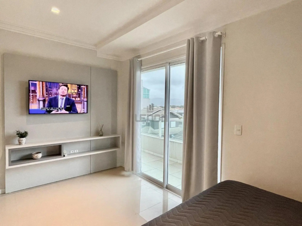 169 - Cobertura Duplex com 03 quartos, ideal para 03 casais e ampla vaga de garagem na praia de Canto Grande - Bombinhas - SC