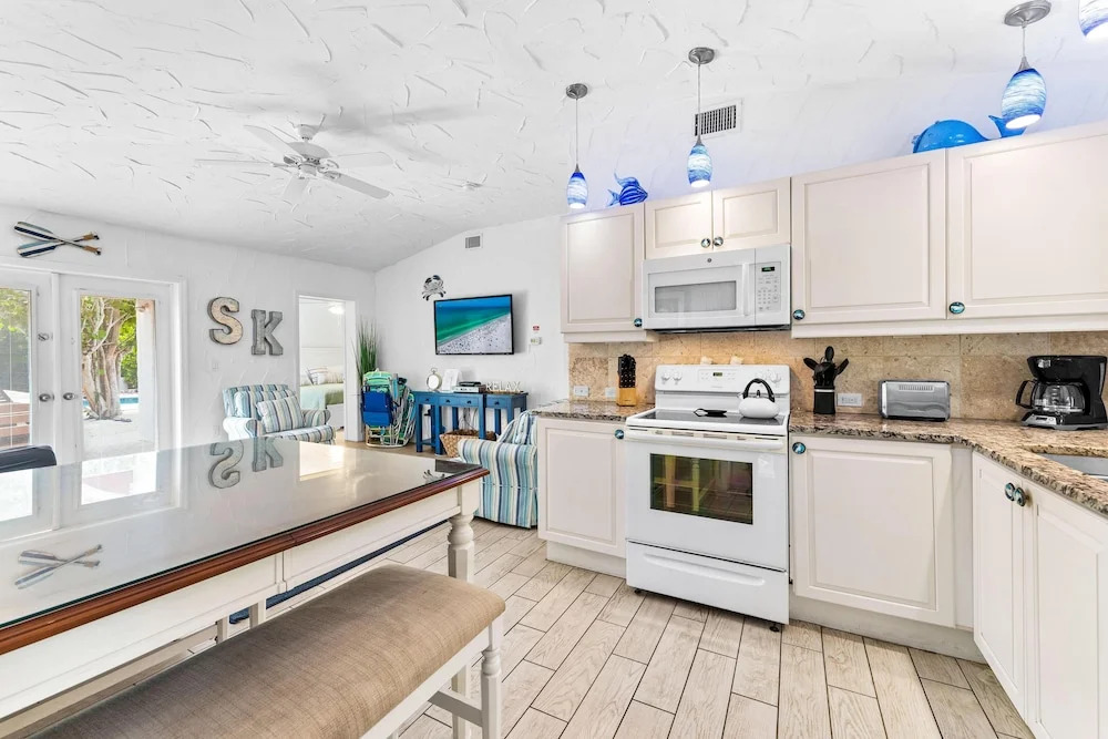 Crescent Beach Villas By Beachside Management
