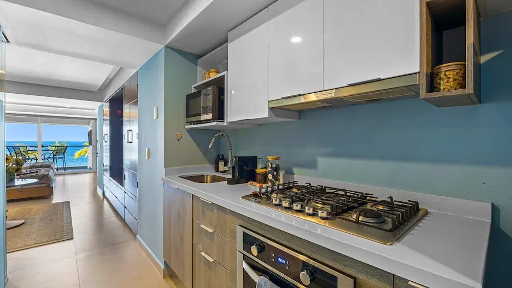 Gorgeous 1BR with Pools & Sea Views