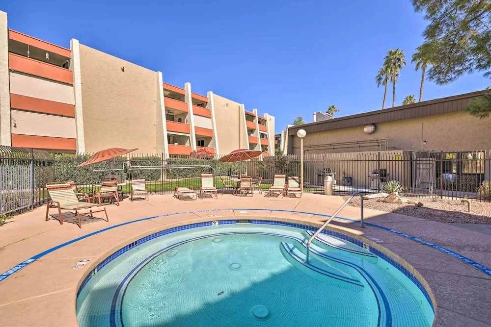 Fully Renovated! Walkable Old Town Condo