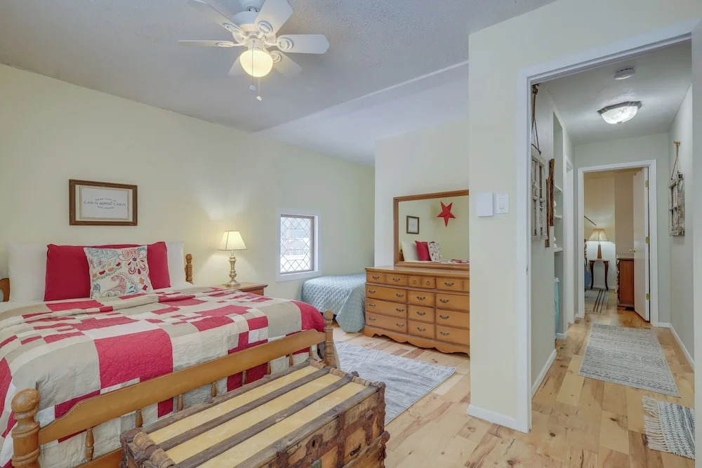 Mountainside Bliss: Red River Getaway w/ Fireplace