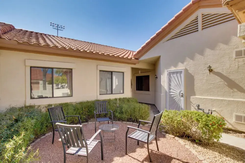 7 Mi to Mill Ave: Bbq-ready Mesa Townhouse