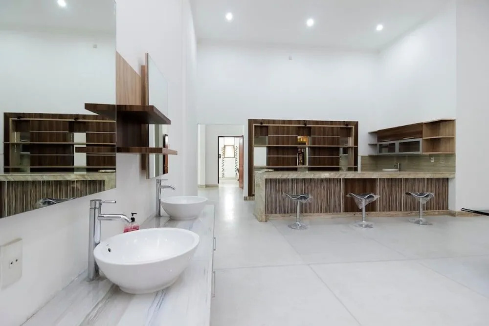 RedDoorz Premium near Stasiun Lenteng Agung