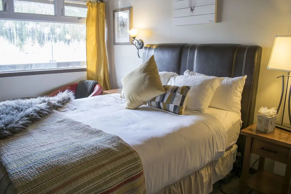 Yamnuska Suites