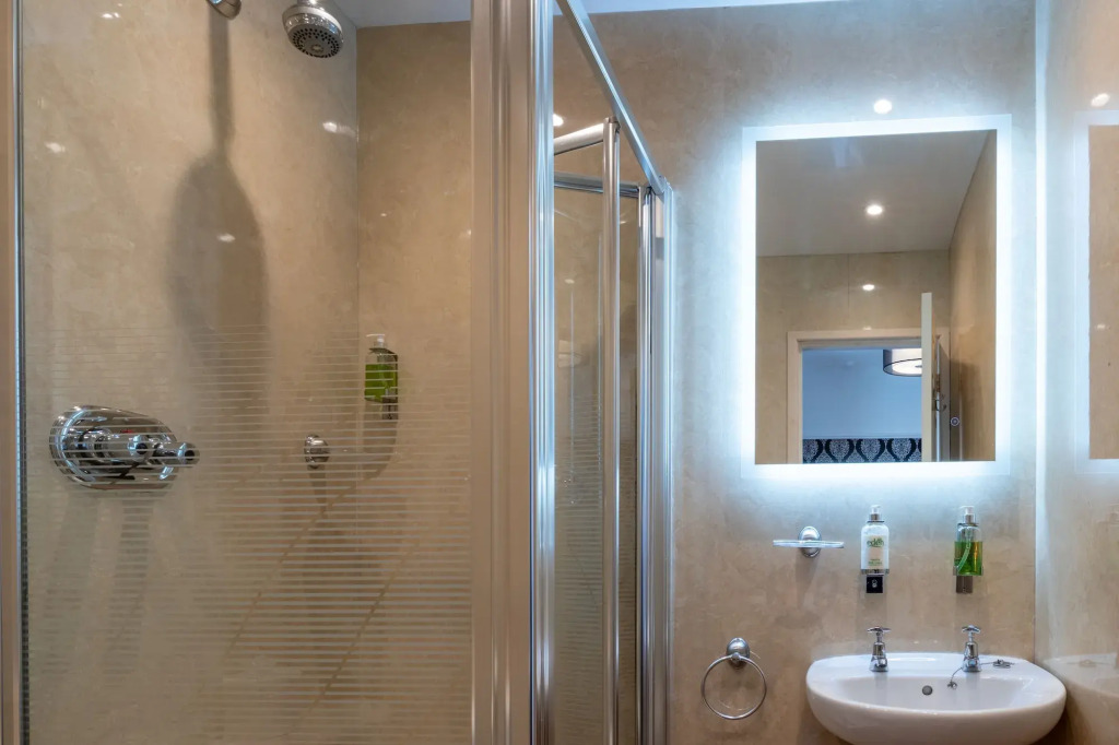 Holly Lodge Guest House with FREE off site health club
