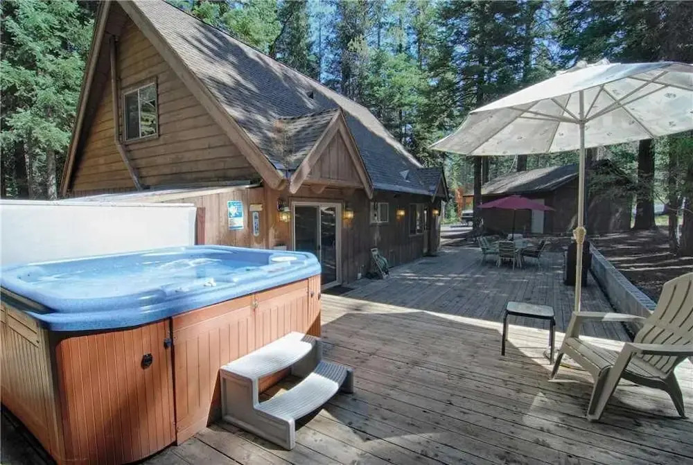 Lazy Bear Lodge W/huge Deck and Hot Tub! #247
