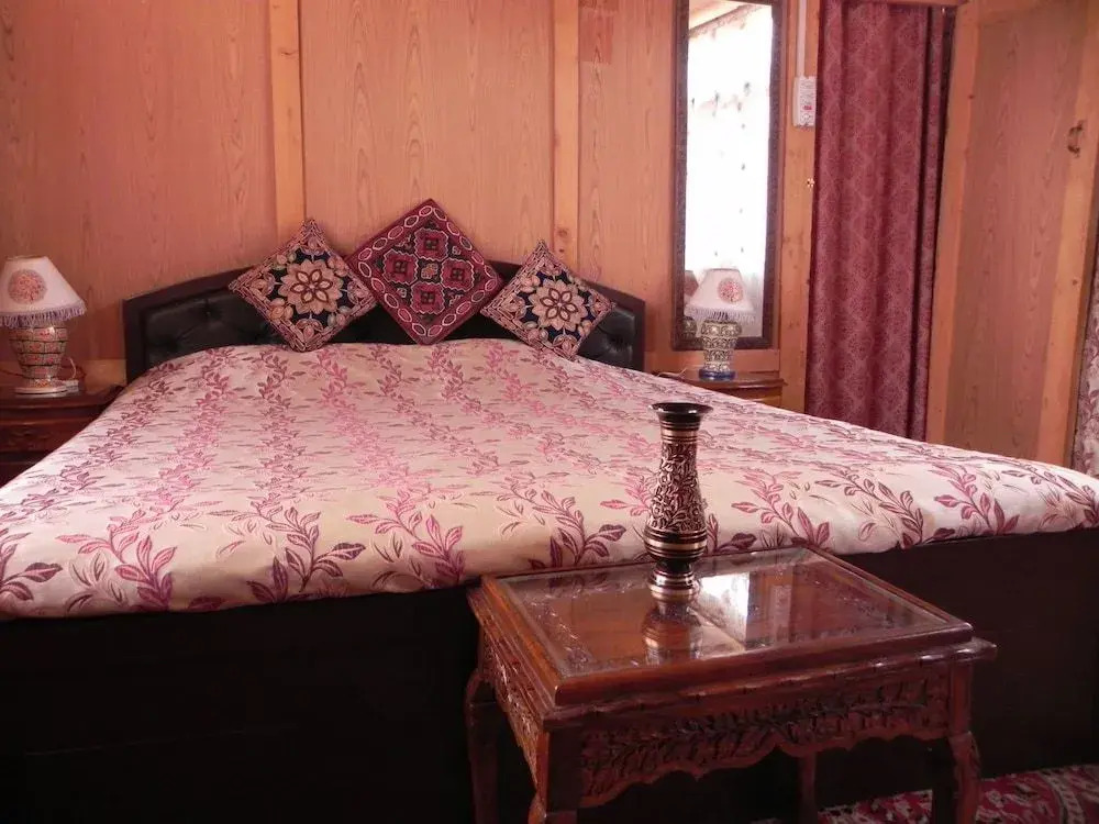 Shabrose Heritage Houseboats