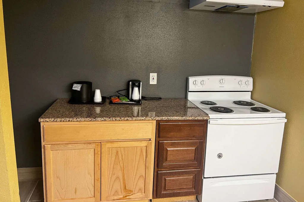 Days Inn & Suites by Wyndham Norton Shores Muskegon