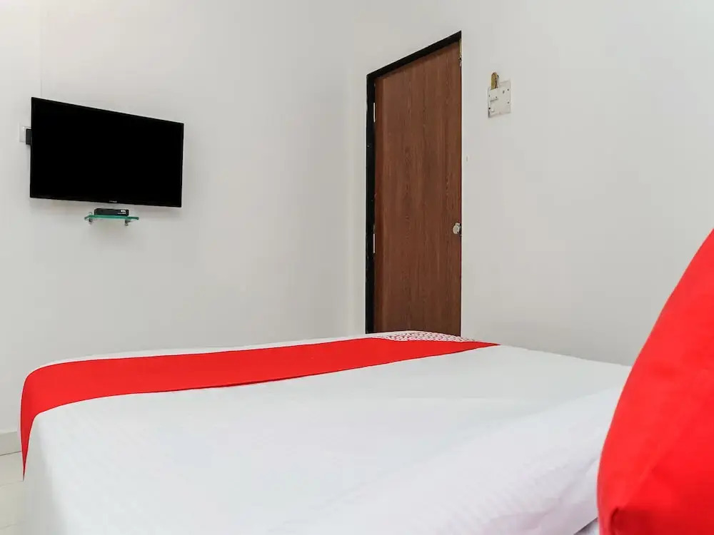 OYO 19677 Hotel Gurukrupa