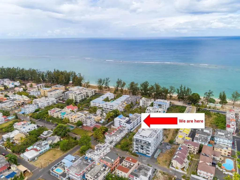 Les Cerisiers Beach Residence, Cosy and Modern 3 bedroom apartment located 50 metres from the beach and from all amenities and restaurants on the coastal road