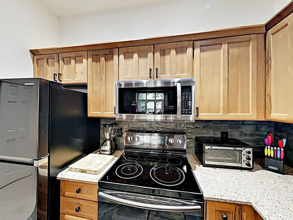 New Listing! Chic Getaway: Pool, Adjacent To Lake 3 Bedroom Condo