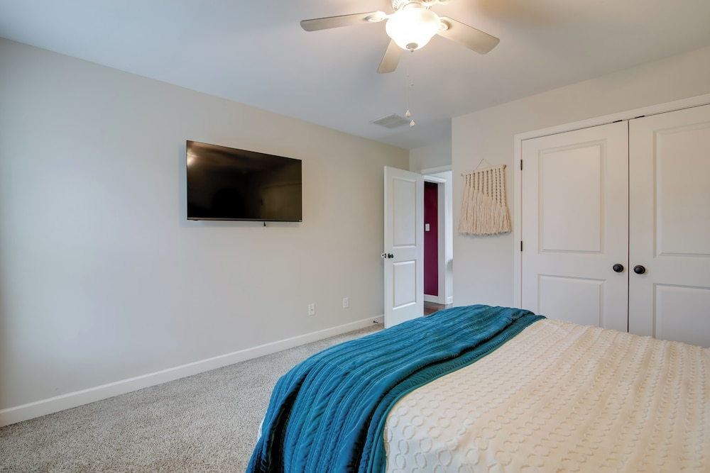 Pool Table! Walkable Stay in Midtown MEM