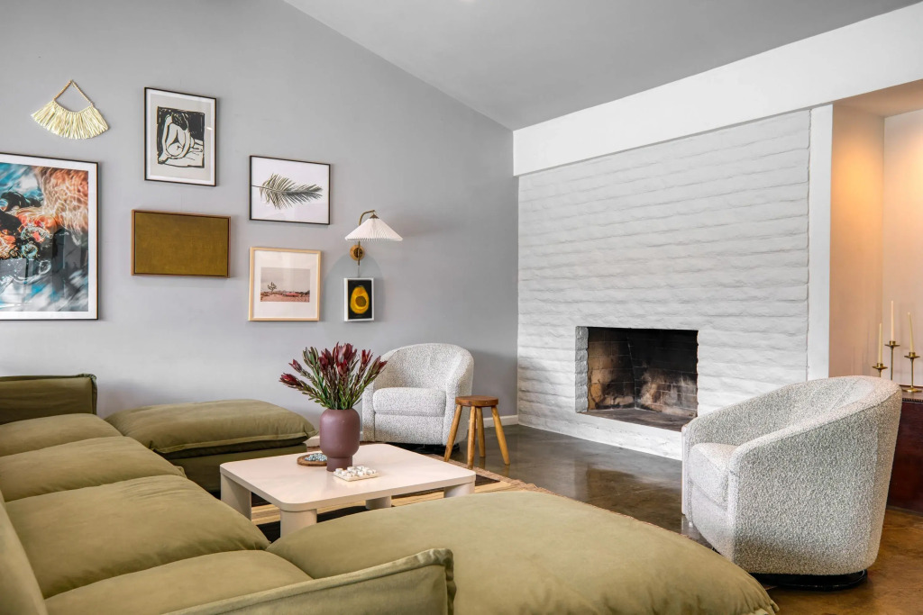 2 Modern Villas On the Golf Course Putting Green, Pool, Hot Tub Sleeps 22