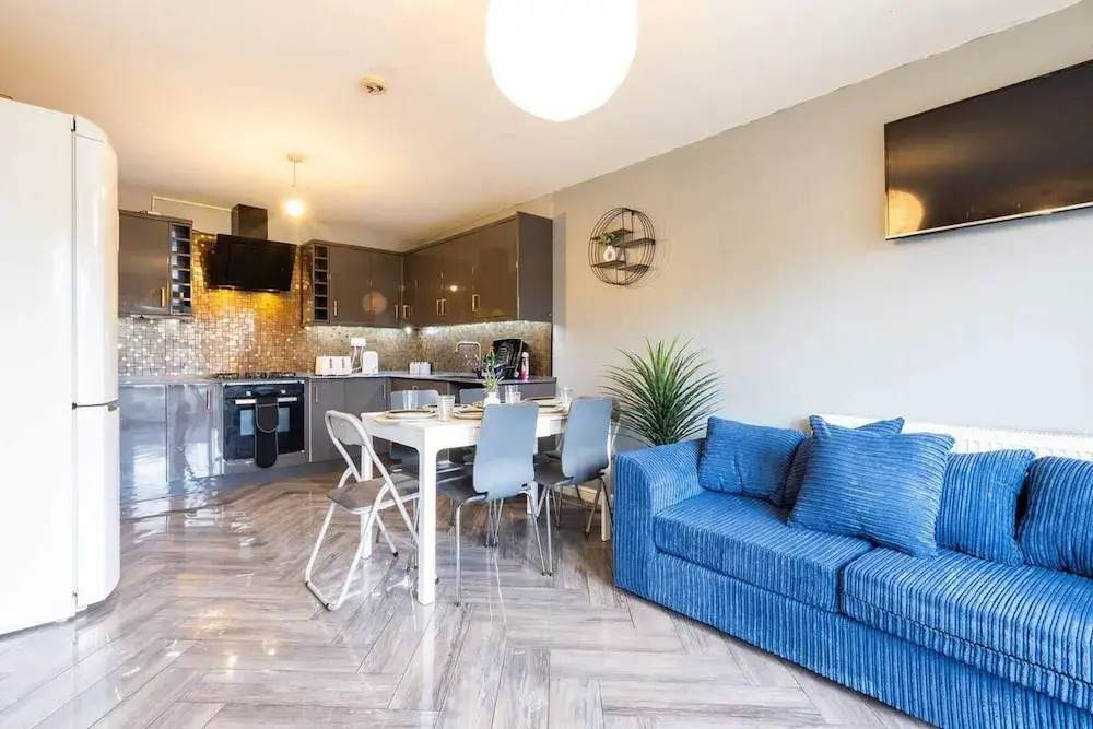 Huge Home,sleeps 12, Private Parking, Pets ok
