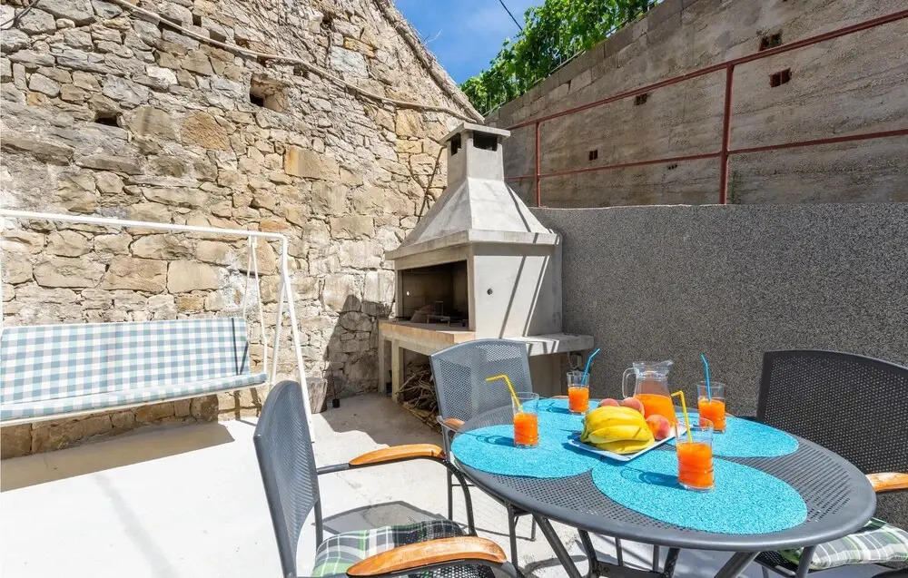 Nice Home in Podstrana With Wifi and 2 Bedrooms